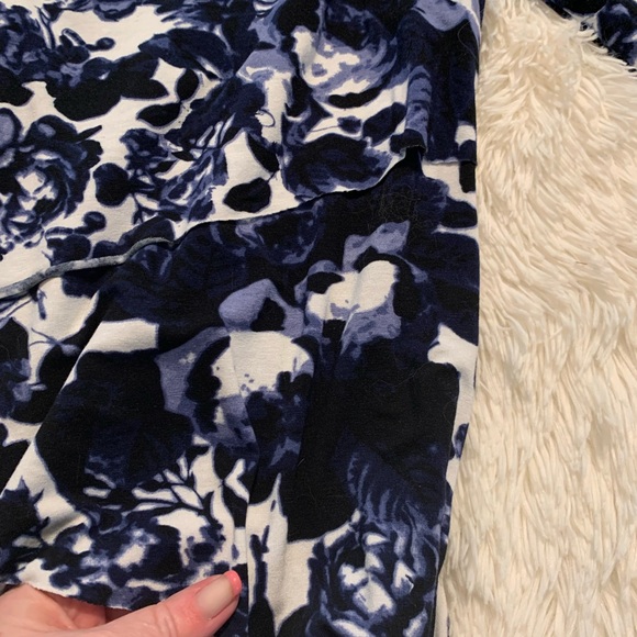 Beautiful small dress with layers of fabric front and back - Picture 3 of 6